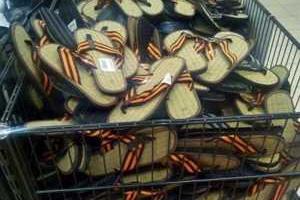 В России продолжается "победобесие": "умельцы" начали делать сандалии из георгиевских лент