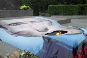 В Киеве появился "огнедышащий" Путин