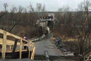 В ОБСЕ показали состояние КПВВ в Станице Луганской: людям приходится карабкаться на разрушенный мост по лестницам