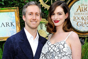 Энн Хэтэуэй впервые вышла в свет после рождения сына 