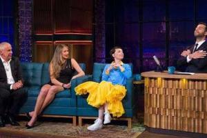 Чулпан Хаматова появилась в эфире российского ТВ в сине-желтом наряде