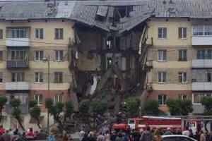 Под завалами рухнувшего подъезда в российском Междуреченске остается мужчина с ребенком