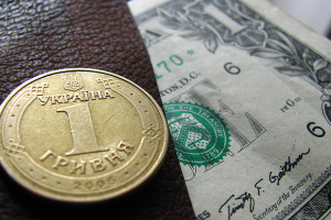 Нацбанк продолжил снижение официального курса доллара
