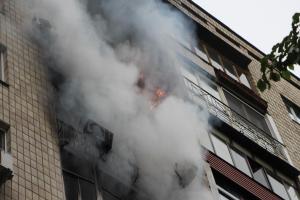 Киевские спасатели тушили пожар в девятиэтажке на Грушевского