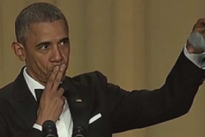 Сеть взорвало эффектное прощание Обамы с публикой: президент США "по-рэперски" бросил микрофон