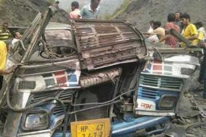 В Индии пассажирский автобус рухнул в ущелье