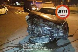 В Киеве пьяный водитель Ауди влетел в мусоровоз