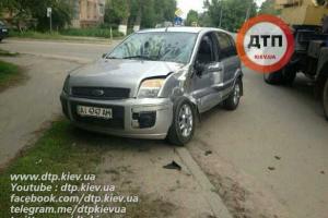 ДТП под Киевом: Форд не пропустил автокран на перекрестке, водитель в реанимации