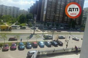 В Киеве большой потоп: на Голосеевском провалился асфальт и прорвало трубу