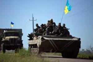 СМИ: На границе с Крымом появились десятки танков и БТРов ВСУ