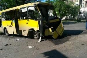 В Мариуполе маршрутка столкнулась с военным автобусом: 12 пострадавших