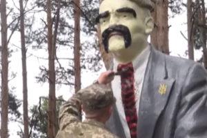 Бойцы ВСУ креативно декоммунизировали Ленина на Луганщине