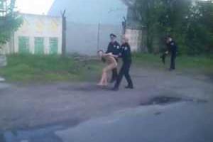 В Кременчуге полицейские гонялись за голой женщиной