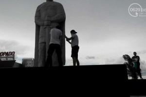 В Мариуполе отмыли памятник Святославу Храброму 