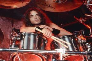 Смерть на сцене: в сети появилось видео последних минут жизни экс-барабанщика Megadeth