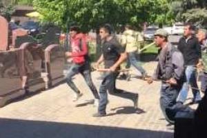 Удирающие с бойни на московском кладбище кавказцы насмерть задавили двух людей