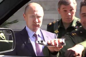 Российский генерал в присутствии Путина оторвал ручку военного УАЗа