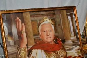 Луценко показал кабинет Генпрокурора: в наличии медпункт, комната массажа, караоке и даже личная церковь