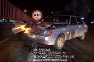 В Киеве пьяный на "Славуте" "вписался" в отбойник