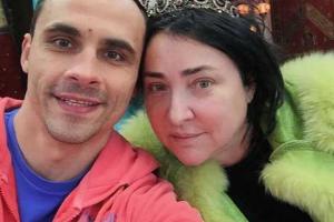 Лолита Милявская показала селфи с мужем