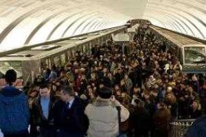 В Киеве пассажиры штурмовали закрытую станцию метро «Вокзальная»