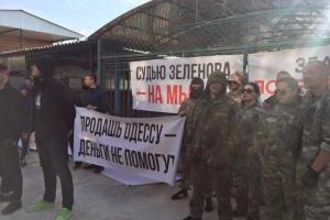 На Одесчине активисты в камуфляже пикетируют дом судьи: в ход пошли яйца и шины