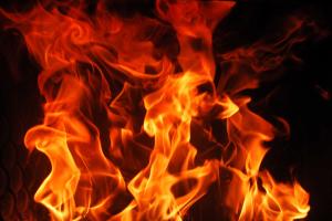 В поселке Зайцево в результате обстрелов загорелся жилой дом