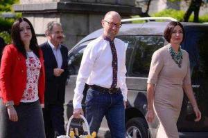 Яценюк  впервые после отставки появился на публике