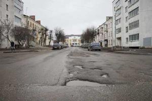 Российская чиновница объяснила плохие дороги тем, что "земля отторгает асфальт"