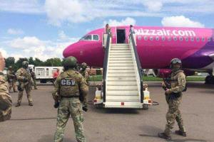 В аэропорту Жуляны "заминировали" самолет, на борту находятся 160 человек