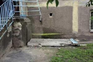 В Мариуполе двух пенсионерок чуть не убило куском стены