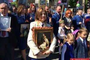 Поклонская с иконой российского императора Николая II стала героиней фотожаб