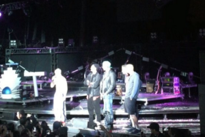 Фронтмен рок-группы Red Hot Chili Peppers загремел в больницу