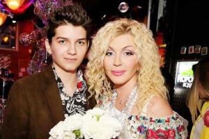 Сын Ирины Билык удивил своим внешним видом на выпускном