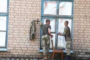 Украинские военные принялись восстанавливать школу в Соледаре - штаб АТО