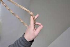 Шокирующий суицид в Узбекистане: не выдержав унижений педагога из-за денег, ученик повесился после урока