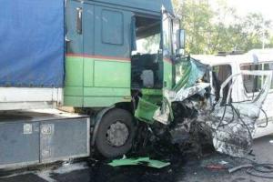 Украинцы погибли в ужасной аварии в России: столкнулись микроавтобус и грузовик