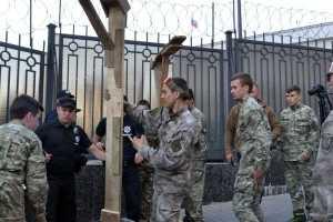 К консульству России в Одессе привезли виселицы и навоз