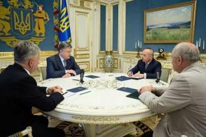 Порошенко поручил срочно потушить пожар на свалке под Львовом