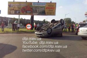 В Киеве в результате ДТП перевернулась машина