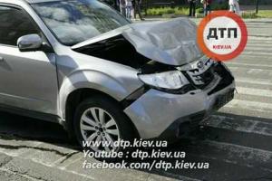 В Киеве пожилой водитель Subaru Forester влетел в машину с детьми