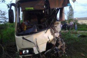 В Лисичанске оторвавшийся полуприцеп Камаза врезался в автобус НПЗ, есть пострадавшие
