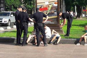 Подростки перебрали с алкоголем и "отдыхают" на травке в центре Львова