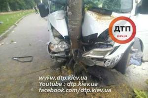В Киеве водитель микроавтобуса уснул за рулем: авто влетело в столб, 9 пострадавших