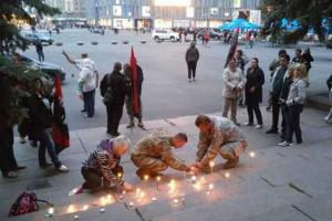 В Днепре люди пришли на площадь, чтобы почтить память погибших прошлой ночью добровольцев