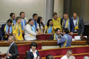 Депутаты пришли в Раду в шарфах украинской сборной