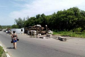 Крупное ДТП с военным тягачом в Лисичанске: появились кадры с места происшествия