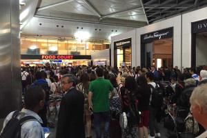 Море слез, глубочайшей истерики и полной растерянности в лицах, - очевидец теракта в Стамбуле