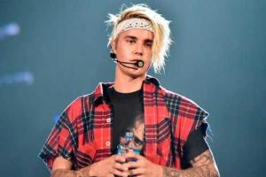 Известный певец Джастин Бибер упал в люк под сценой на концерте