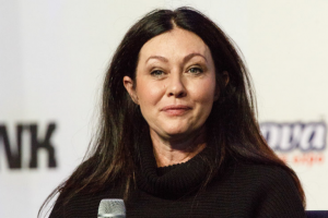 Постаревшая от борьбы с раком Шеннен Доэрти вышла в свет 